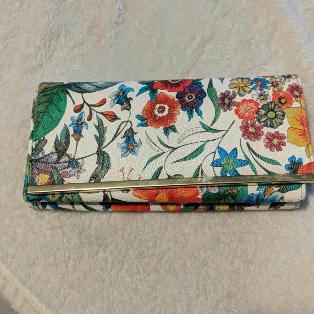 White floral wallet clutch with gold hardware 🥰